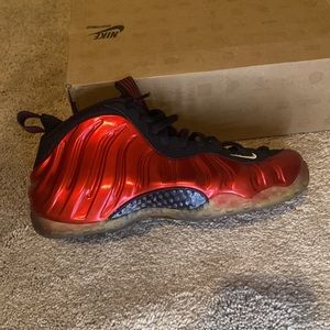 These are the air foamposite one. Colorway is varsity red/white-black